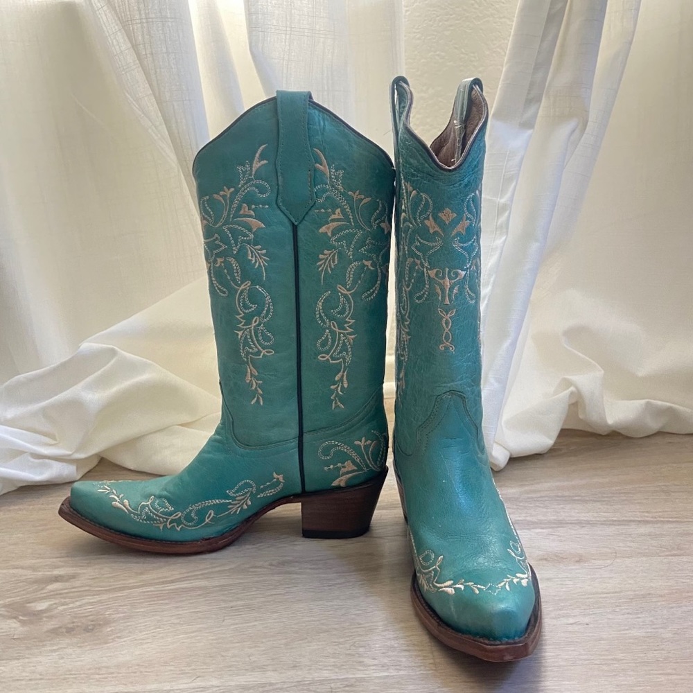 Cowboy boots circle G